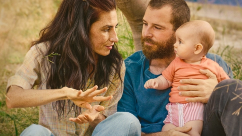 Mujer hablando en lengua de señas a un bebe y su pareja