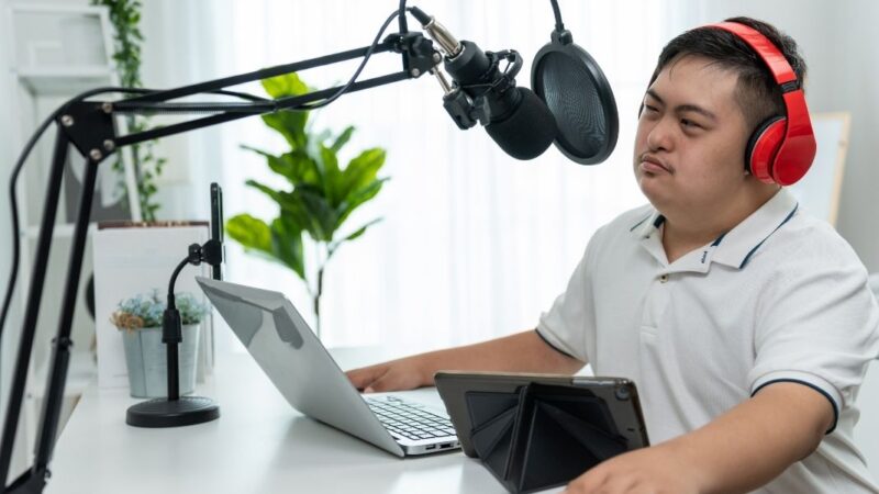 Hombre con discapacidad conduciendo un programa de radio