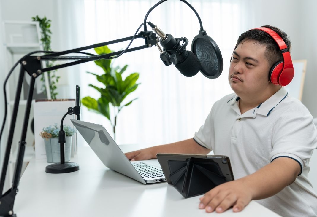 Hombre con discapacidad conduciendo un programa de radio