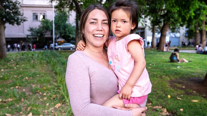 Mujer con una niña en brazos