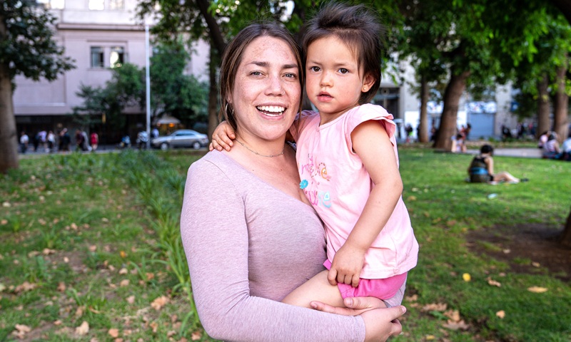 Mujer con una niña en brazos
