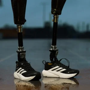 fotografía de pies ortopédicos con zapatillas adidas supernova rise 3 adapative