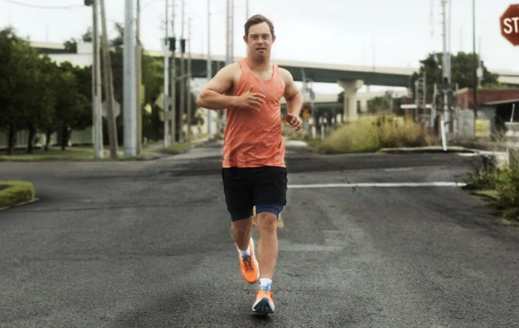 Fotografía del triatleta Chris Nikic corriendo por una calle