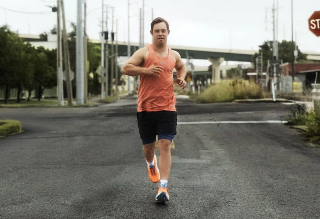 Fotografía del triatleta Chris Nikic corriendo por una calle