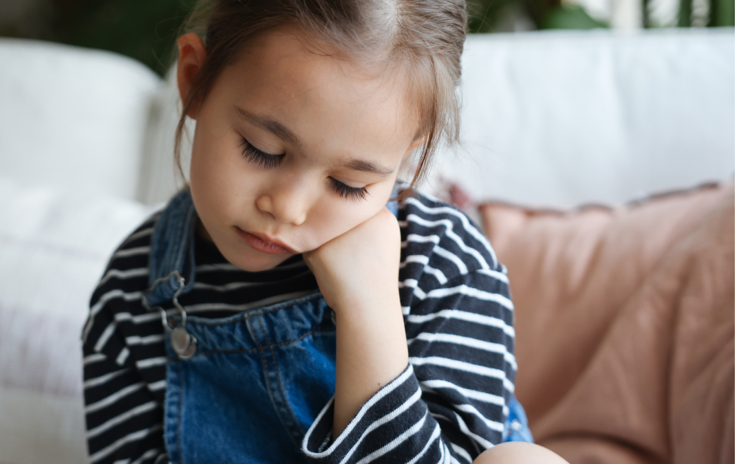Foto de una niña triste