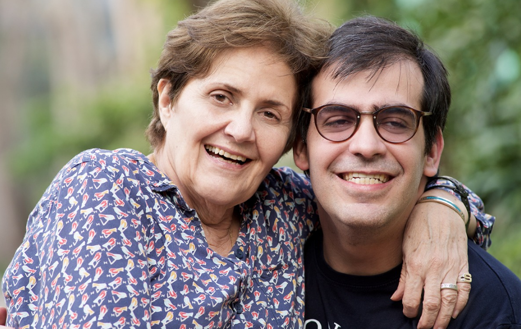 Foto d emujer mayor abrazada de una adulto con discapacidad