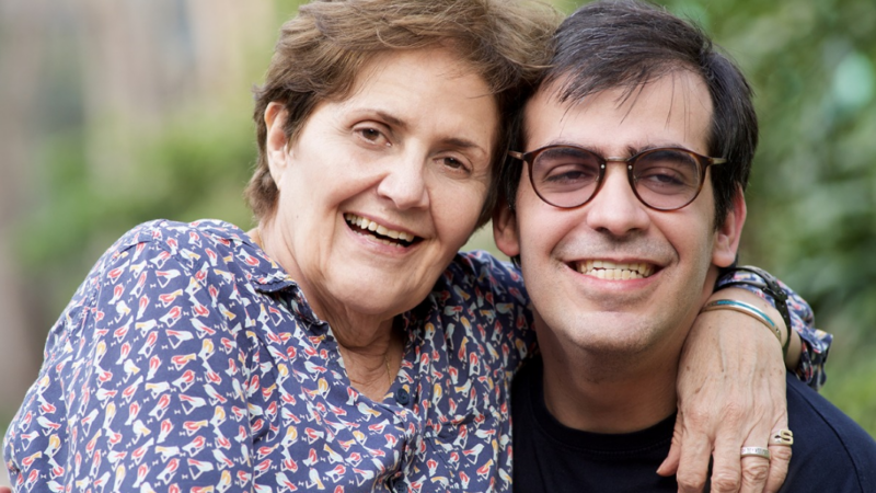 Foto d emujer mayor abrazada de una adulto con discapacidad
