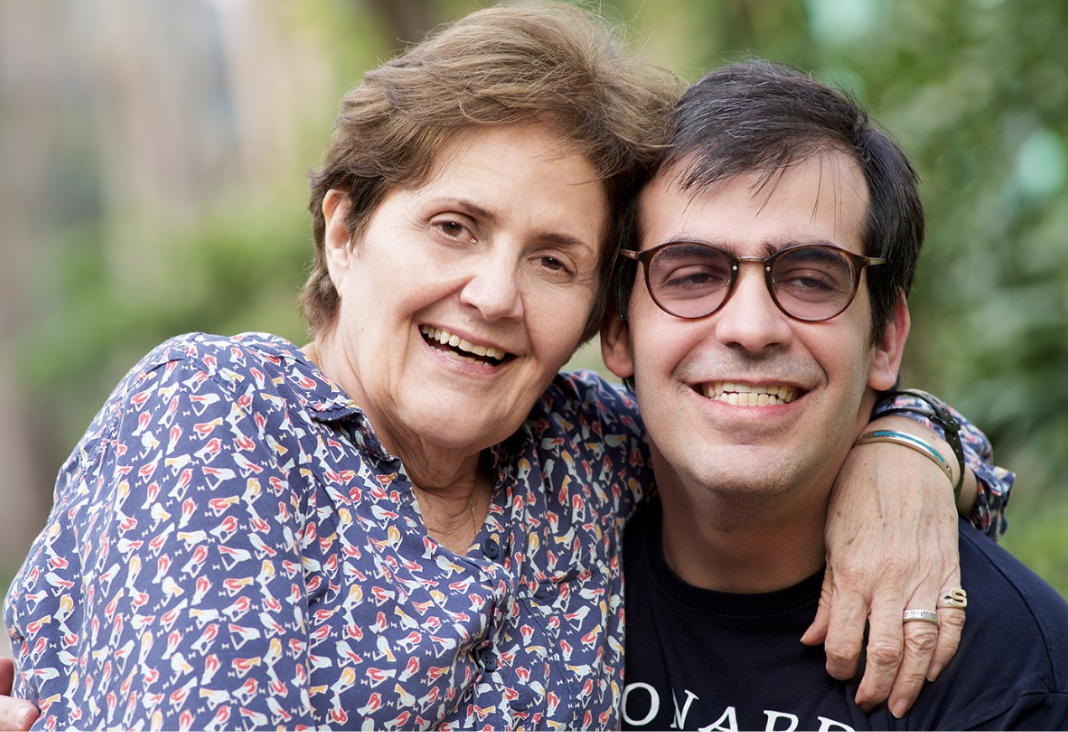 Foto d emujer mayor abrazada de una adulto con discapacidad