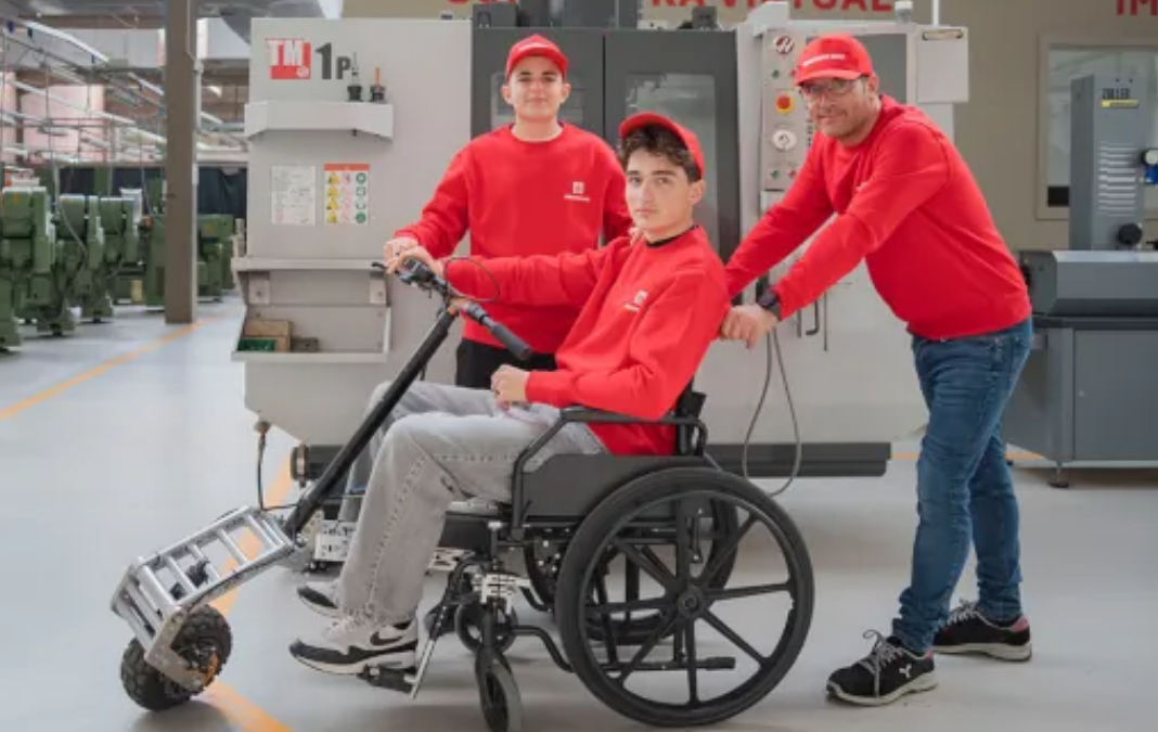 tres personas posando una silla de ruedas manual adaptada