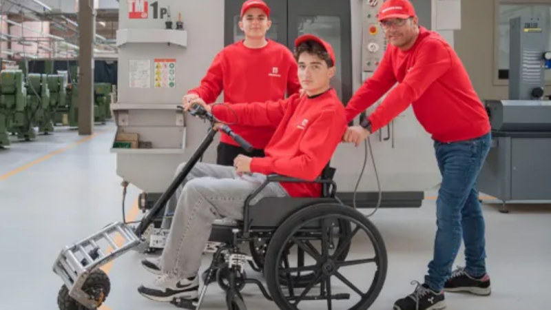 Estudiantes crean sistema que convierte sillas de ruedas manuales en vehículos eléctricos