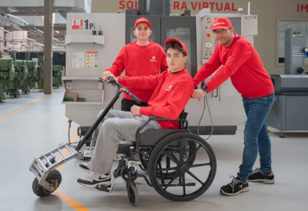 tres personas posando una silla de ruedas manual adaptada