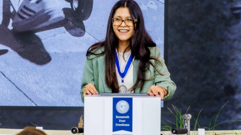Isidora Uribe recibe importante reconocimiento internacional por su labor como activista por los derechos de las Personas con Discapacidad