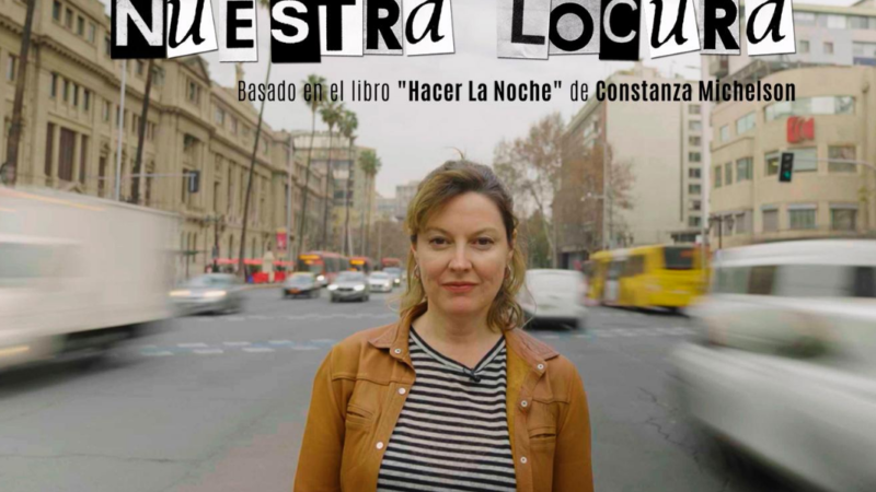 Fotografía de mujer en medio de la alameda en Santiago y arriba la frase "Nuestra locura"