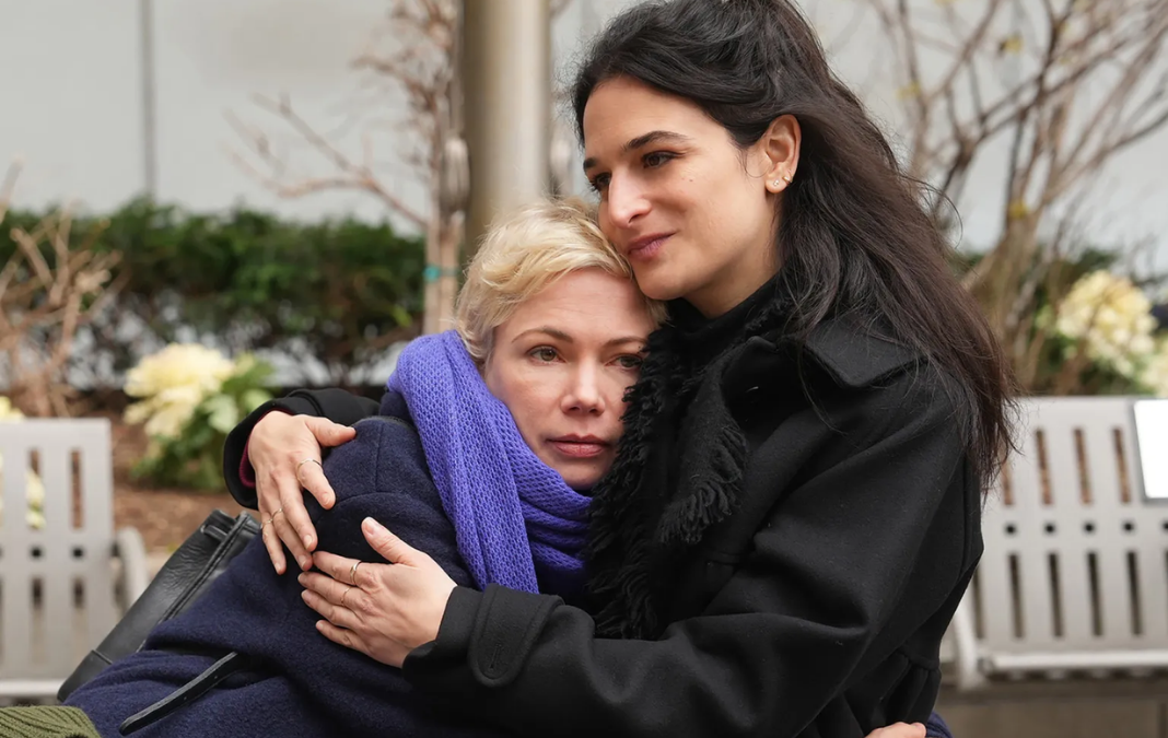 Fotograma de serie Morir de Placer. Dos mujeres abrazadas