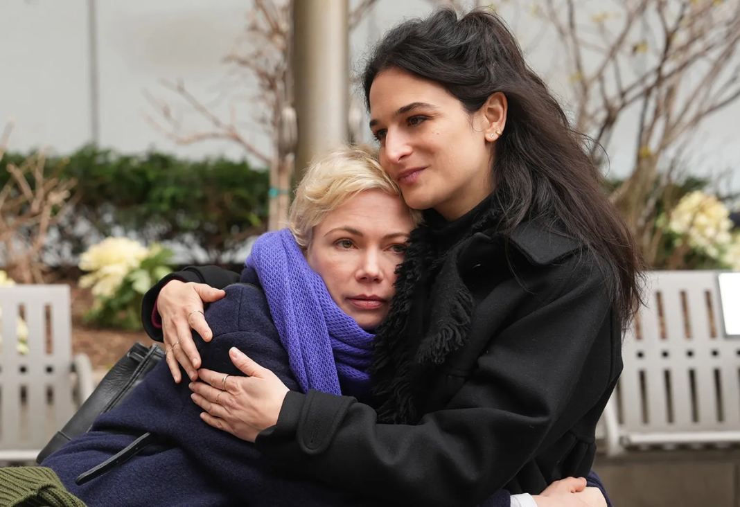 Fotograma de serie Morir de Placer. Dos mujeres abrazadas
