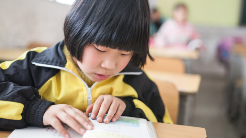 China busca combatir el problema de la salud visual de niñas y niños redefiniendo el rol del diseño gráfico editorial