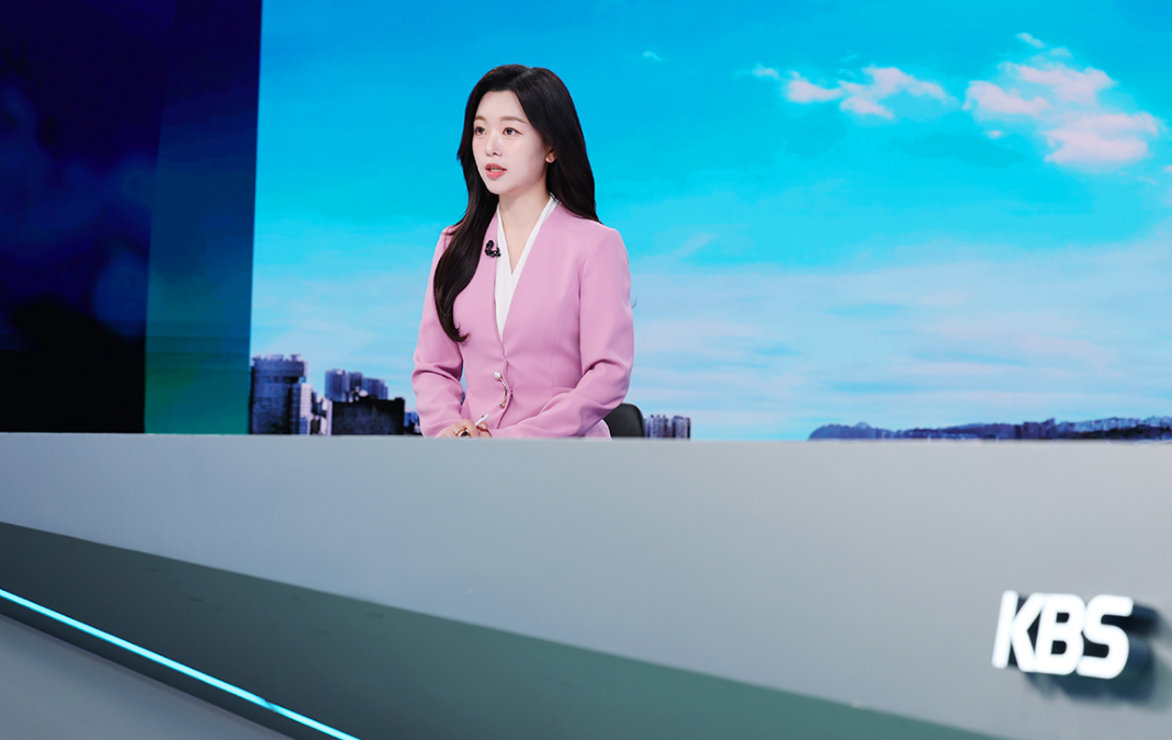 Fotografía de mujer coreana sentada en un set de televisión leyendo noticias