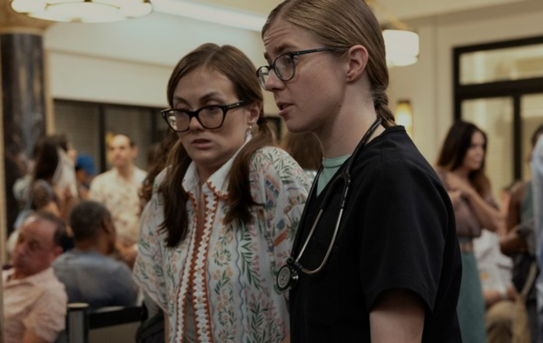 Dos mujeres con anteojos de perfil, una de ellas médico. Pantallazo serie The Pitt
