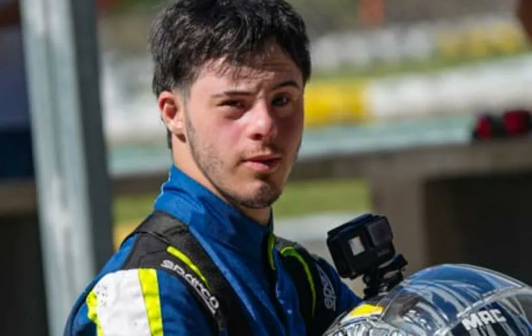 Foto de Lucas Tomasi joven con síndrome de Down corredor de Karting