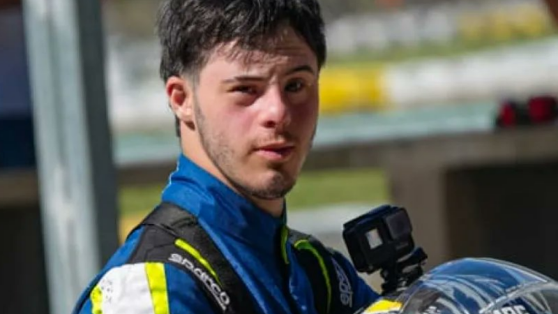 Foto de Lucas Tomasi joven con síndrome de Down corredor de Karting