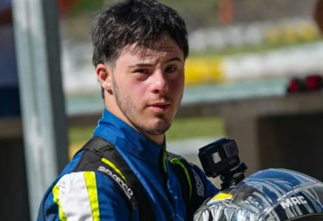 Foto de Lucas Tomasi joven con síndrome de Down corredor de Karting