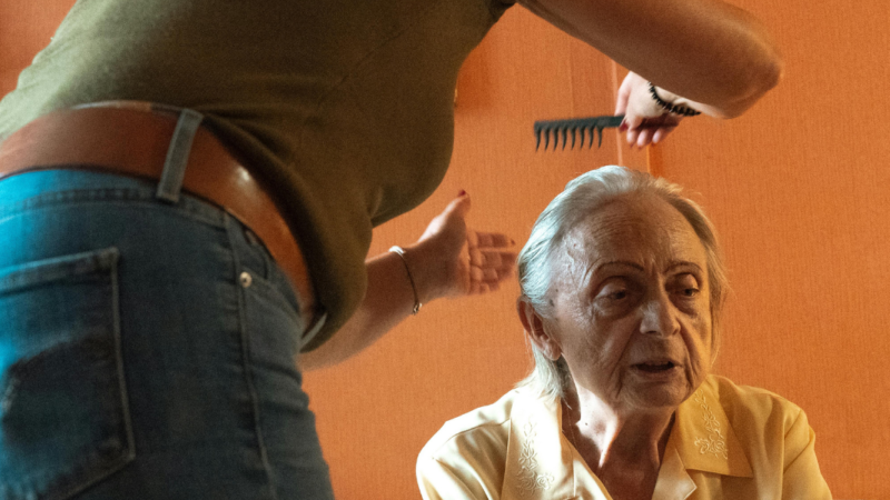 Servicios de cuidados de personas mayores, con discapacidad e infancias podrían ser el motor de la economía en las próximas décadas