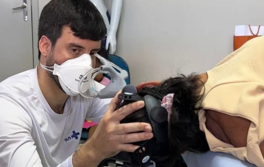Médico con mascarilla examinando a una persona