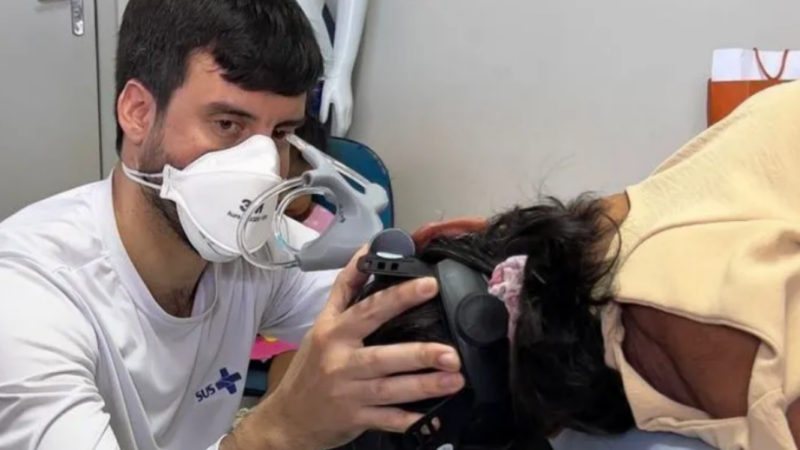 Médico encontró la manera para entregar recetas a pacientes que no saben leer: se las dibuja