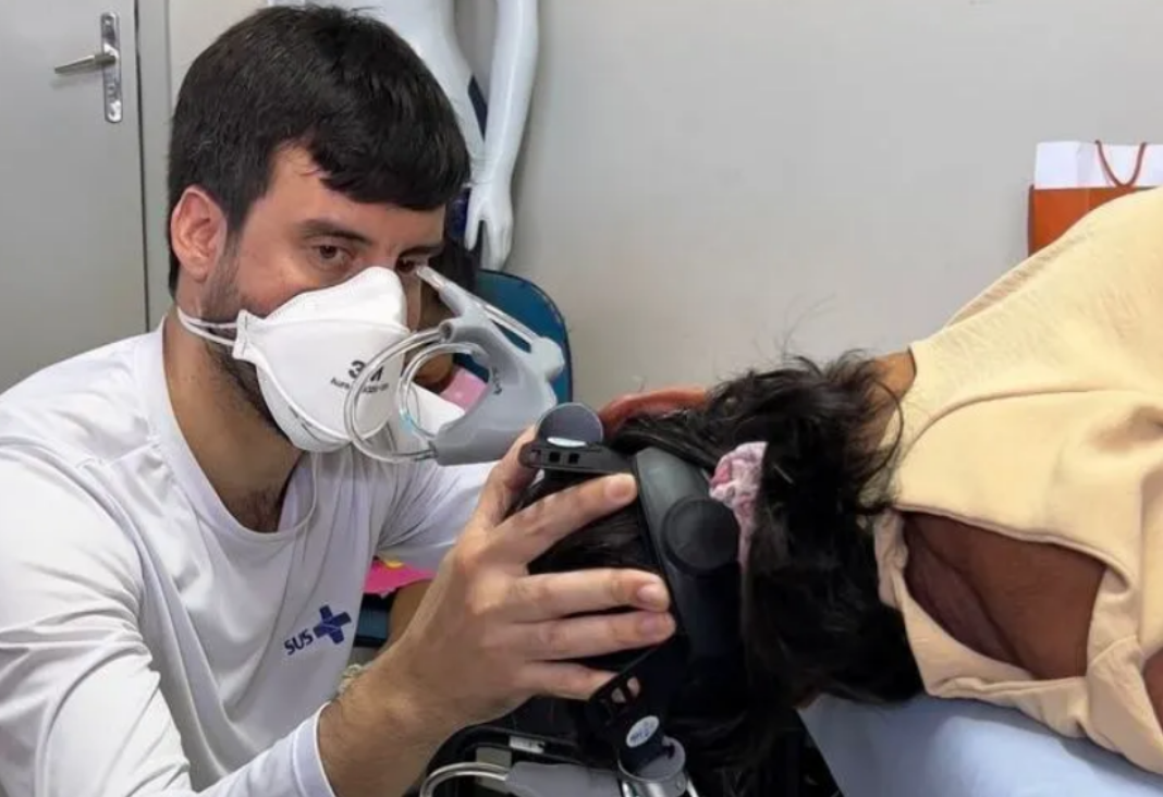 Médico con mascarilla examinando a una persona