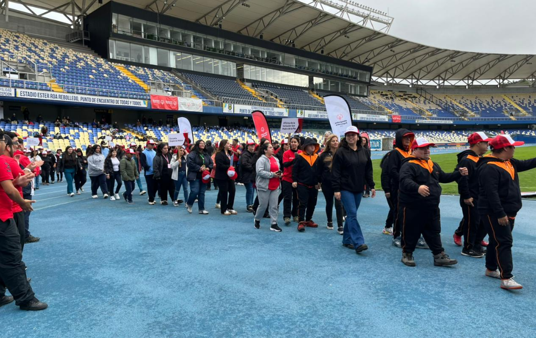 Deportistas con discapacidad desfilando en una pista atlética