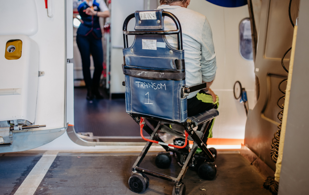 persona silla de ruedas de espalda esperando subir al avión
