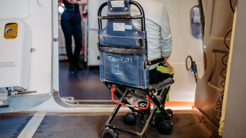 Informe revela la vulneración a la que se enfrentan las personas con discapacidad al viajar en avión