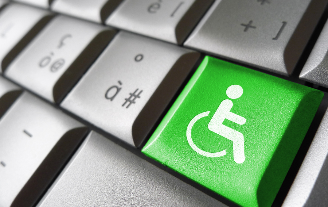 Imagen teclado de computador y un botón verde con el símbolo de accesibilidad