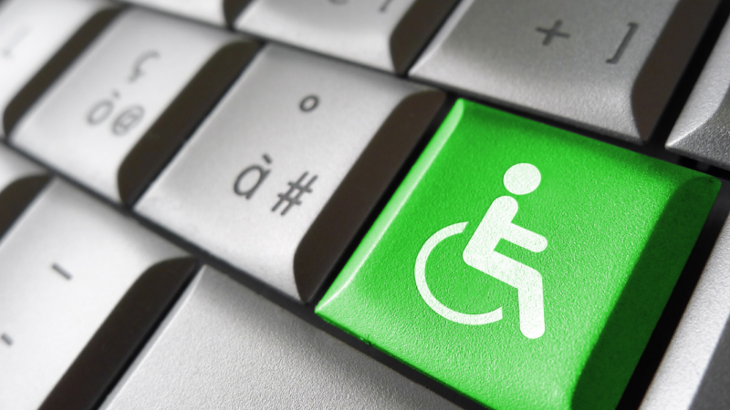 Imagen teclado de computador y un botón verde con el símbolo de accesibilidad