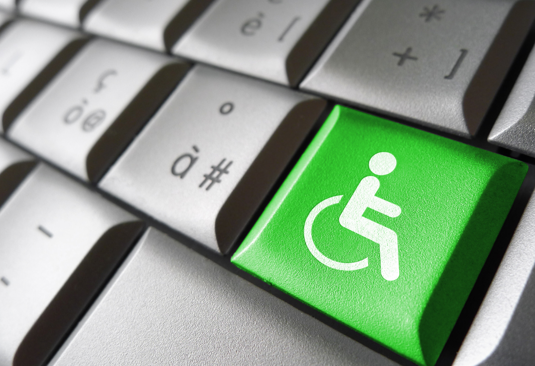Imagen teclado de computador y un botón verde con el símbolo de accesibilidad