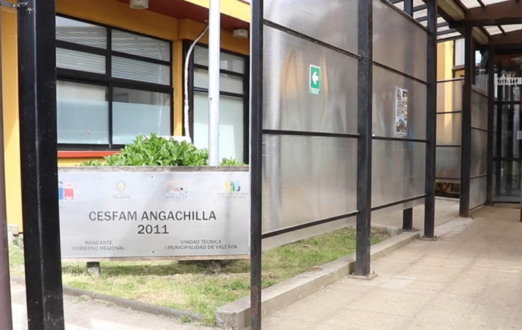 Fotografía entrada CESFAM Angachilla de Valdivia