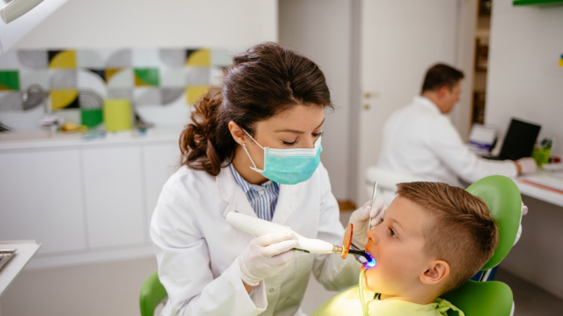 ¿Cómo debería ser la atención odontológica para niñas o niños autistas? Especialista lo explica