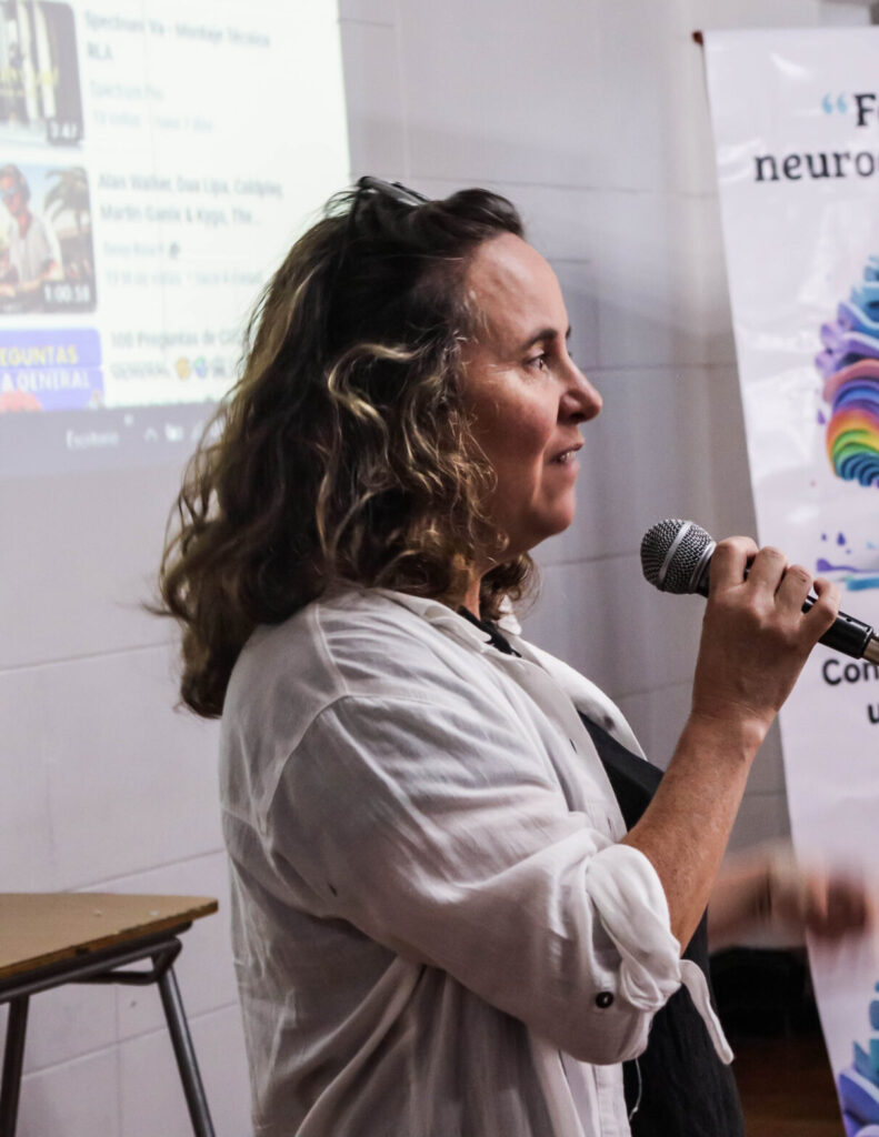 Mujer de perfil hablando por micrófono
