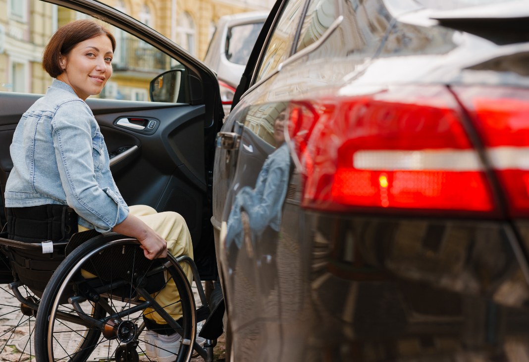 Persona en silla de ruedas subiéndose a un vehículo