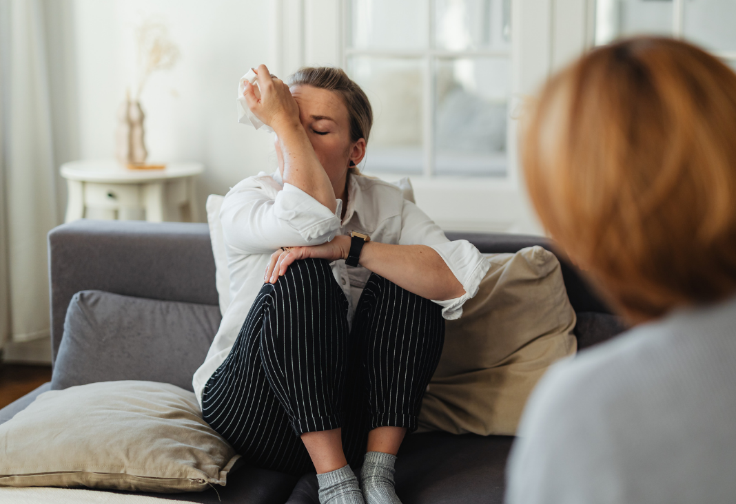 Mujer en terapia psicológica