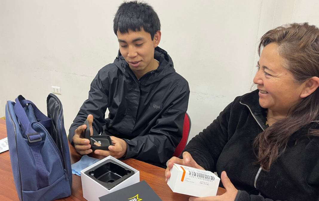 Imagen de joven viendo audifonos