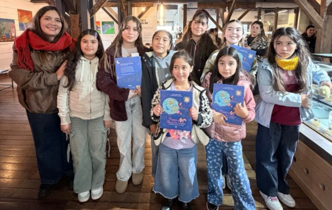 Siete niñas junto a su profesora