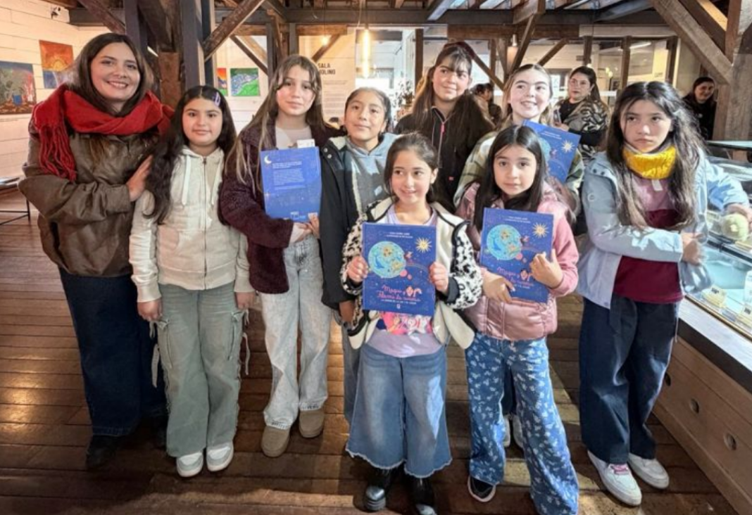 Siete niñas junto a su profesora