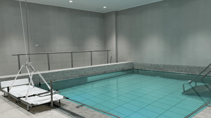 Hospital Regional de Ñuble implementa piscina terapéutica: única en su tipo en la red pública de salud en Chile