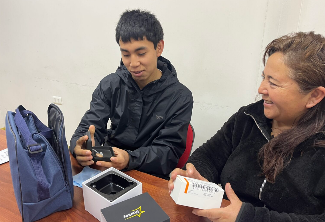 Imagen de joven viendo audifonos