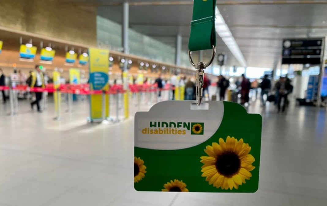 Imagen de un aeropuerto y la cinta de girasoles junto a una credencial que dice Hidden Disabilities