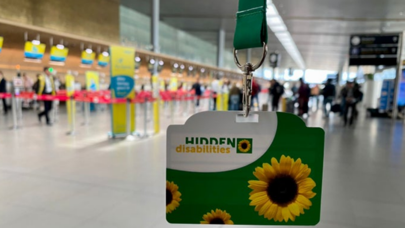 Imagen de un aeropuerto y la cinta de girasoles junto a una credencial que dice Hidden Disabilities