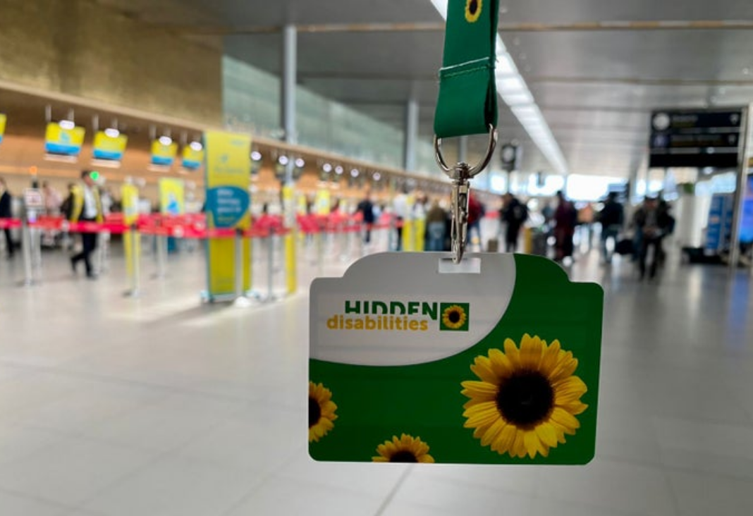 Imagen de un aeropuerto y la cinta de girasoles junto a una credencial que dice Hidden Disabilities