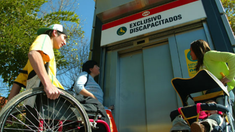 El servicio de Metro de Santiago para personas con movilidad reducida y que pocos conocen