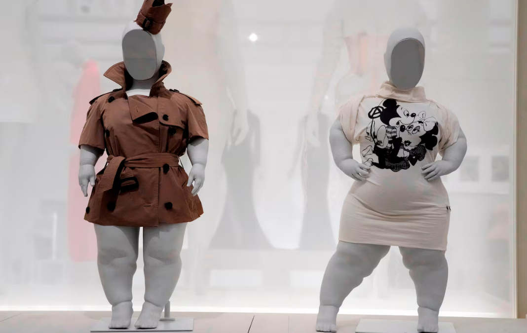 Foto de dos maniquíes de talla baja de la exposición de la MET gala 2026